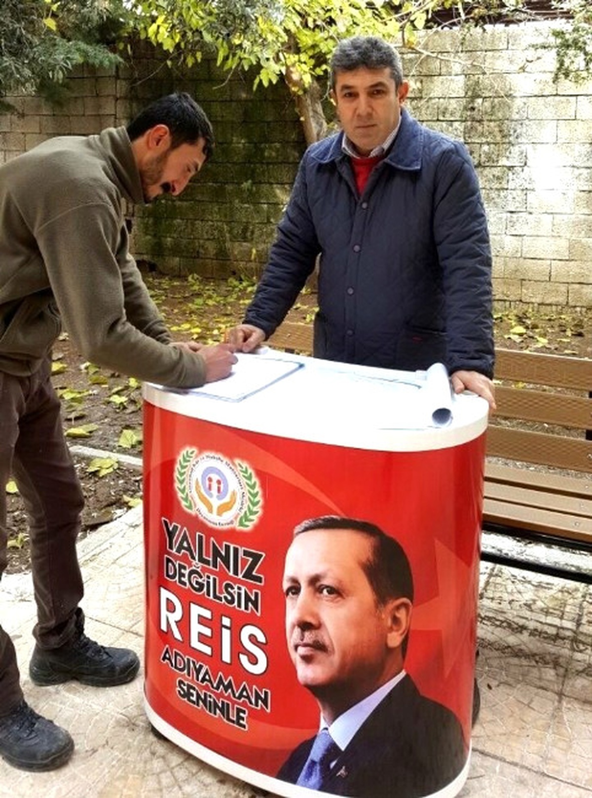Muhtardan \'Yalnız Değilsin Reis\' İmza Kampanyası