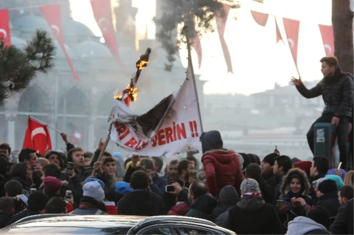 Öcalan, Demirtaş ve Üstündağ\'ın Pankartını Ateşe Verdiler