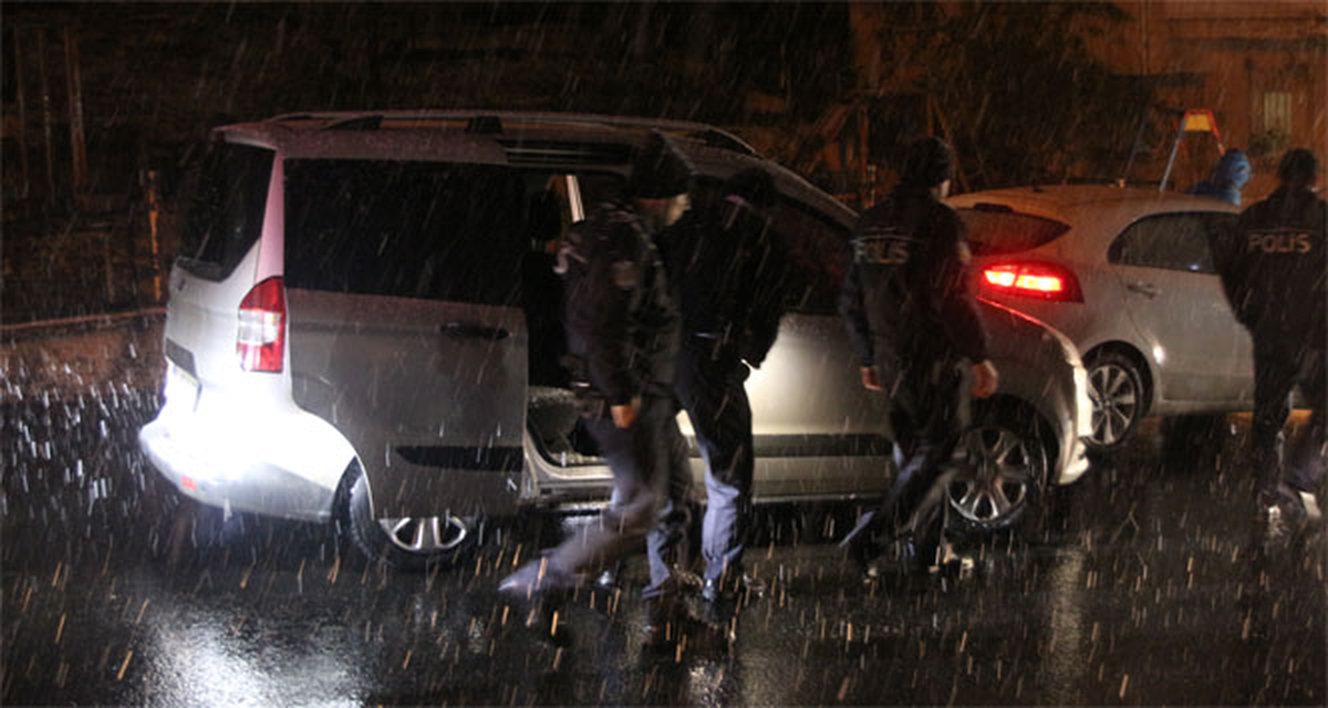 Polisin "Dur" İhtarına Uymayan Şüpheliler Polise Ateş Açtı