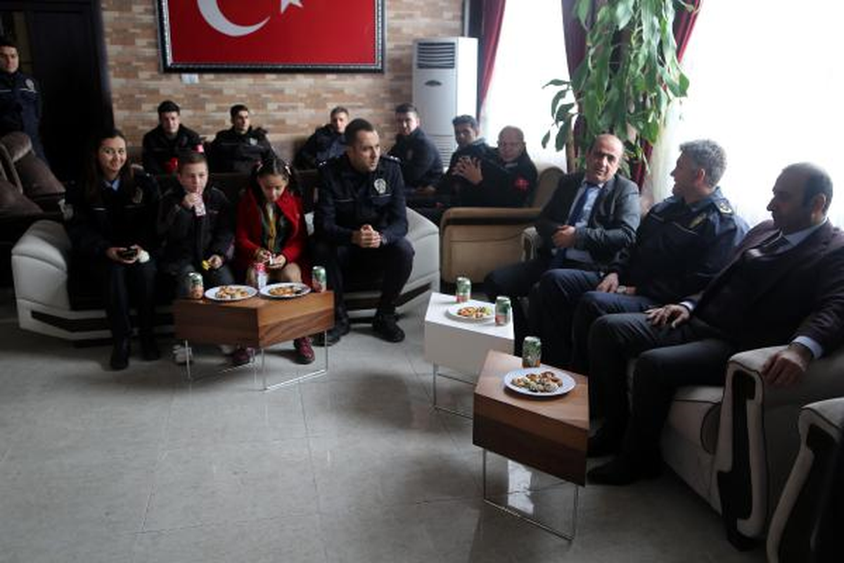Silopi\'de Öğrencilerden Polislere Başsağlığı Ziyareti