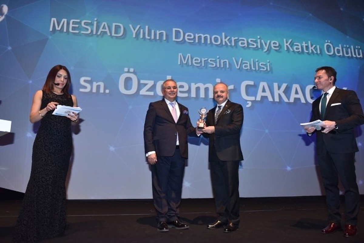 Vali Çakacak\'a \'Demokrasiye Katkı Ödülü\'