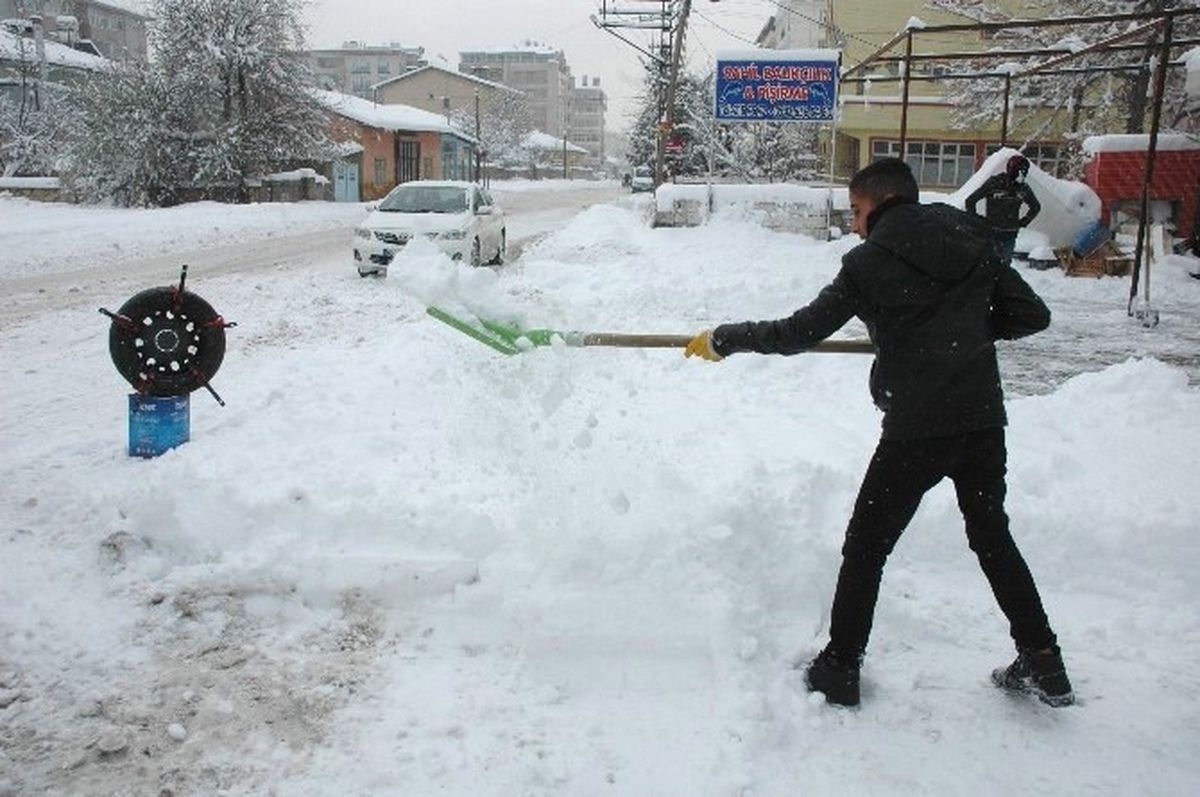 Van\'da Kar Hayatı Durma Noktasına Getirdi