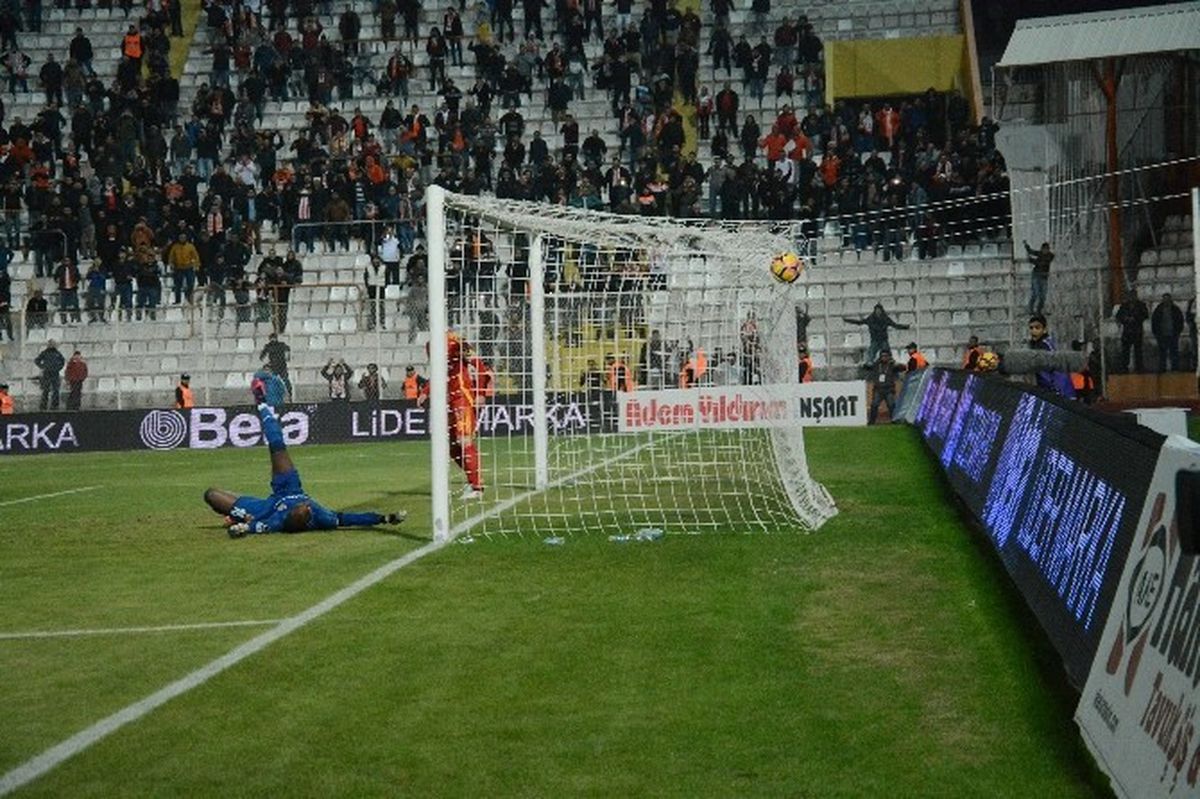 Adana\'da Maç Bitti Tribünler Karıştı
