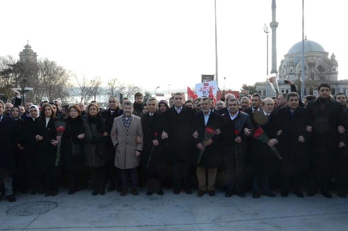 AK Parti İl Başkanlığı ve Milletvekilleri Şehitler Tepesi\'ni Ziyaret Etti