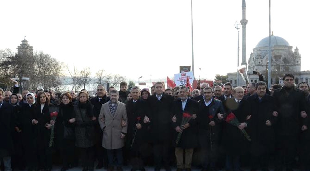 AK Parti İl Başkanlığı ve Milletvekilleri Şehitler Tepesini Ziyaret Etti