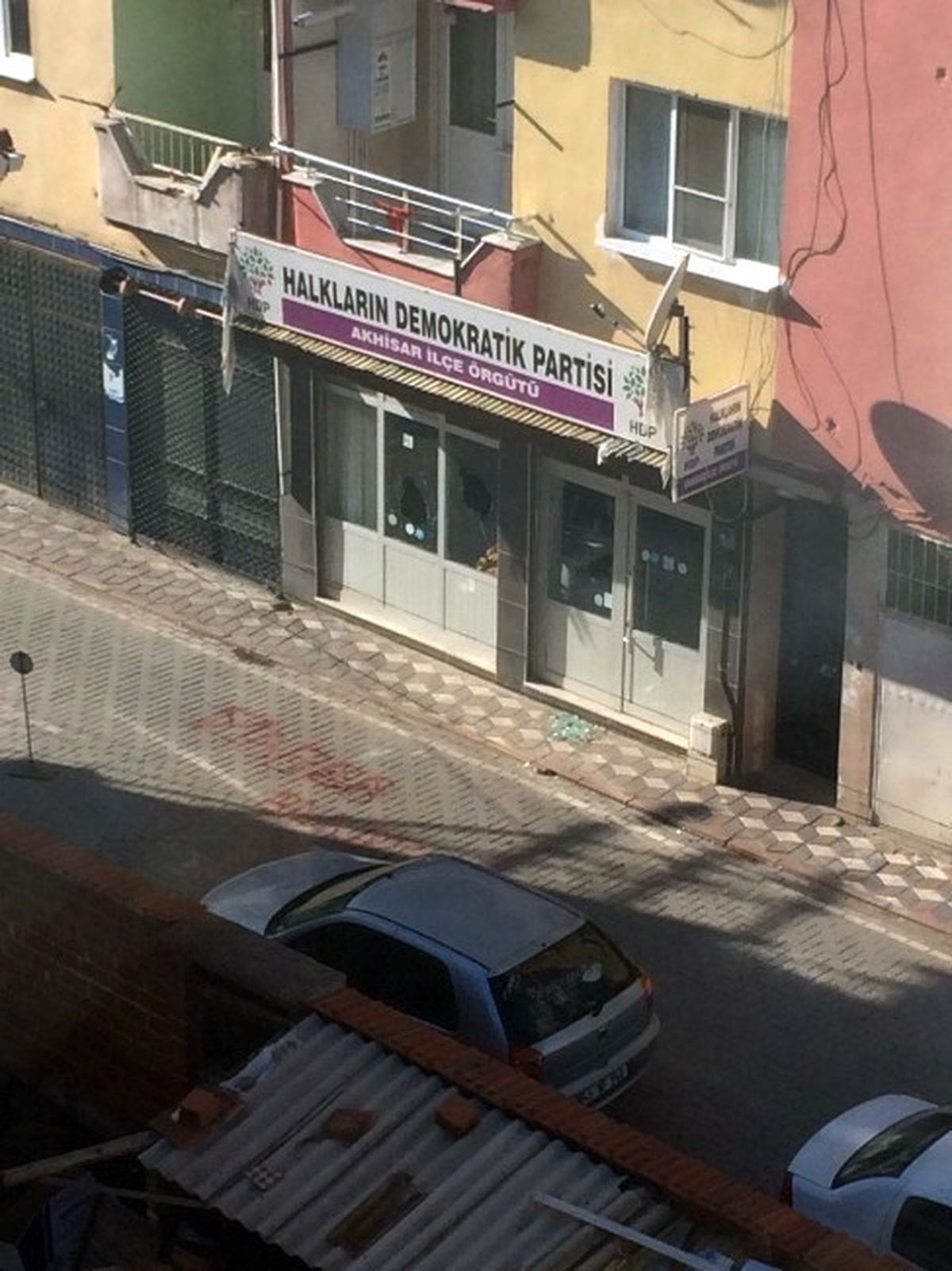 Akhisar\'da Hdp Binasının Camları Kırıldı
