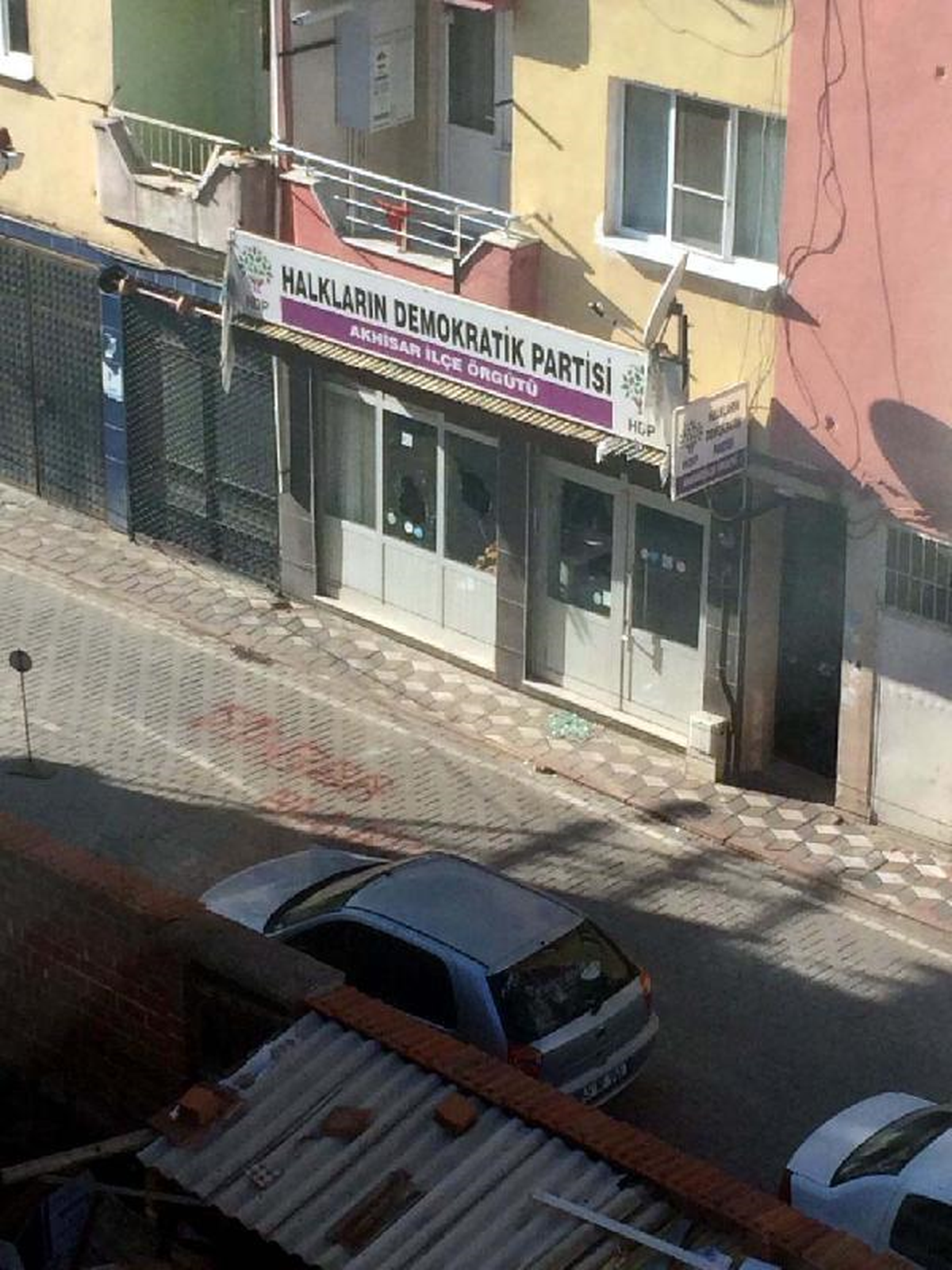 Akhisar\'da Hdp İlçe Binasına Taşlı Saldırı
