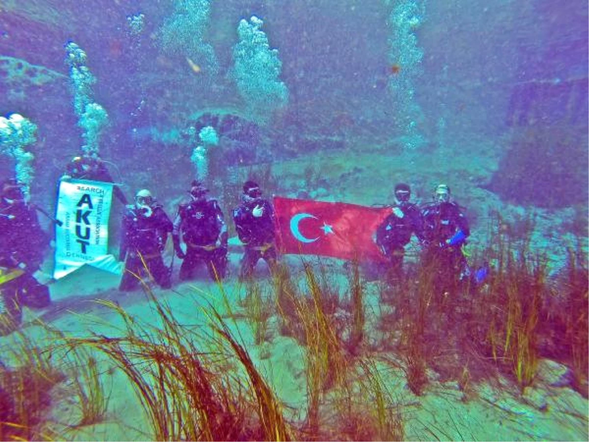 Akut, Sualtında Türk Bayrağı Açtı