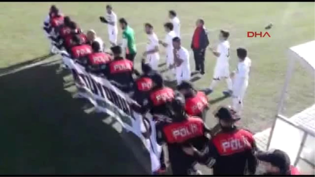 Amatör Futbolcular Sahaya Polis Üniformasıyla Çıktı