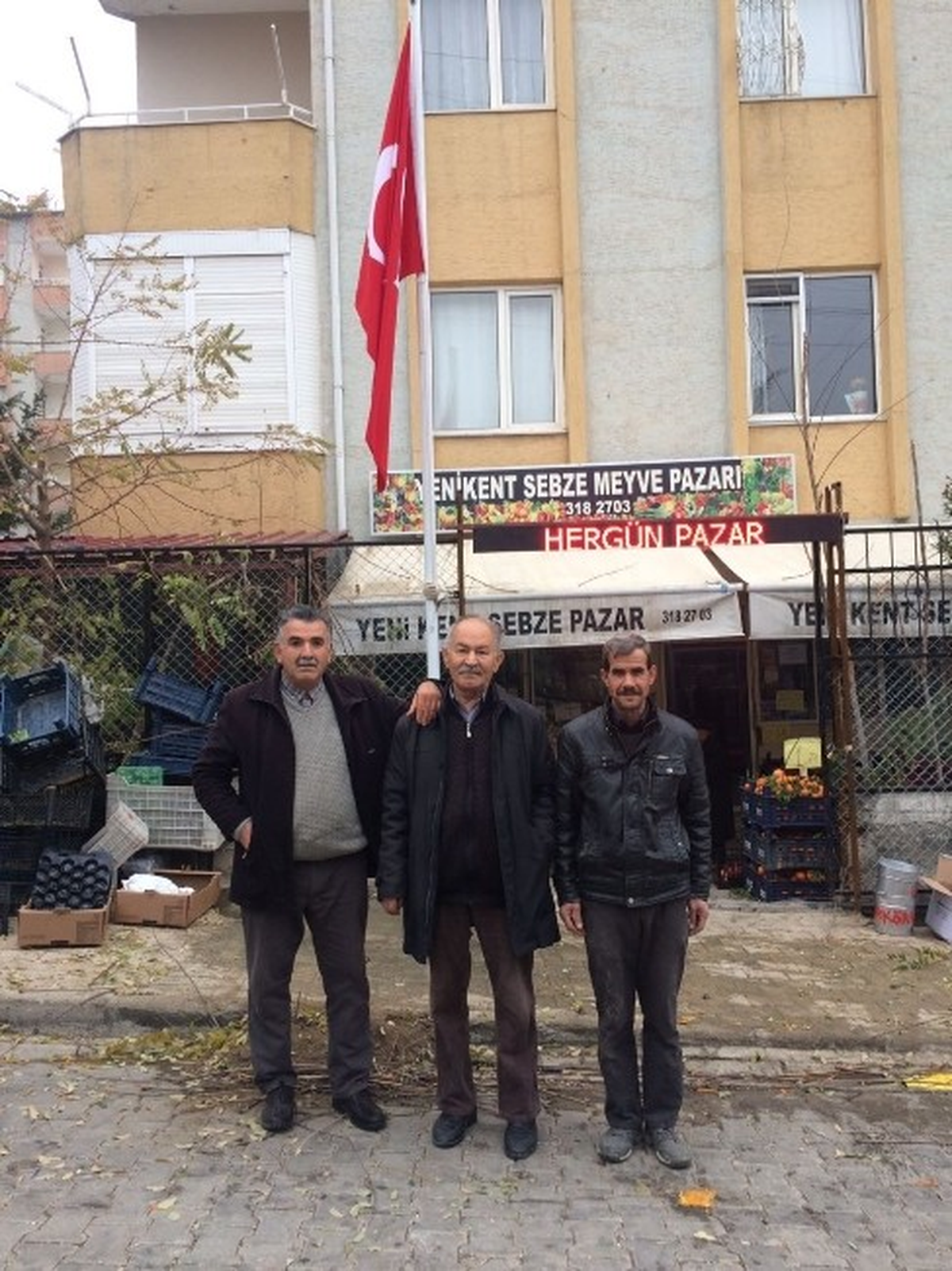 Besni\'de Teröre Tepki İçin İş Yerinin Önüne Türk Bayrağı Dikti