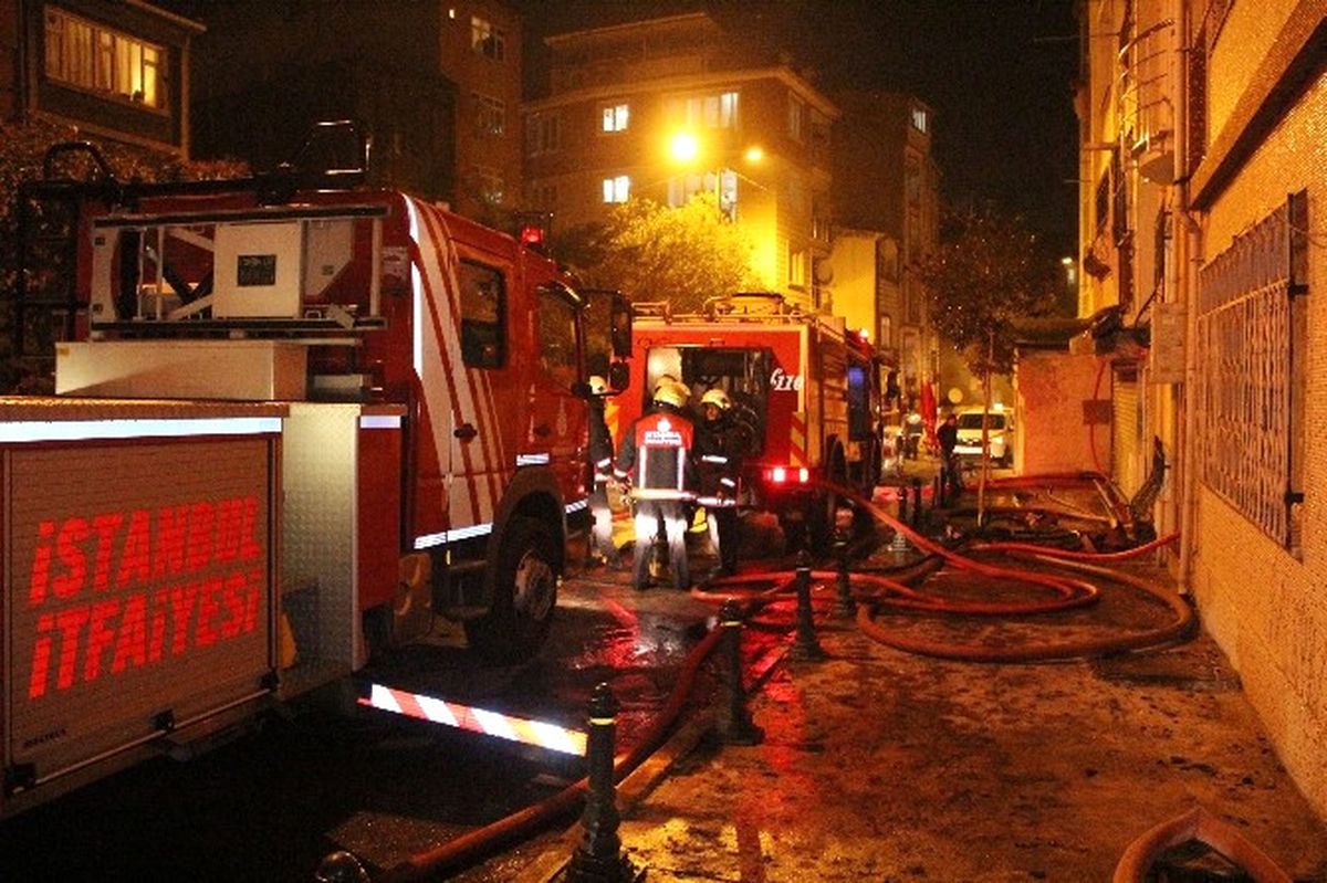Beyoğlu\'nda Apartmanda Çıkan Yangın Paniğe Neden Oldu