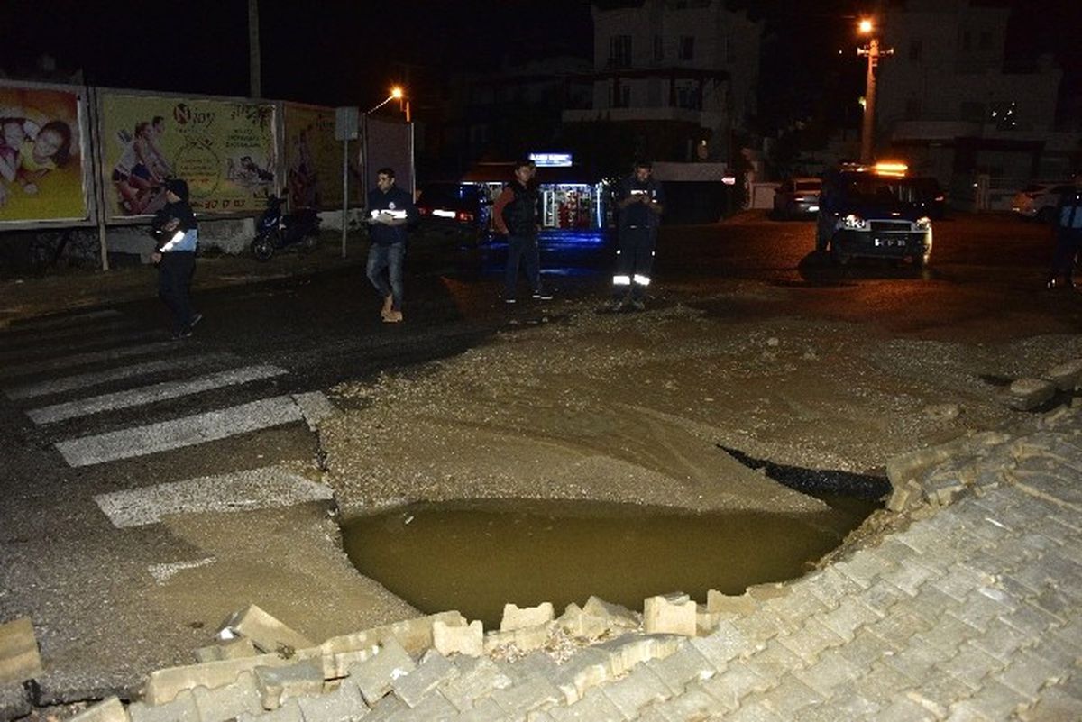 Bodrum\'da Su Borusu Patladı, Ortalık Savaş Alanına Döndü