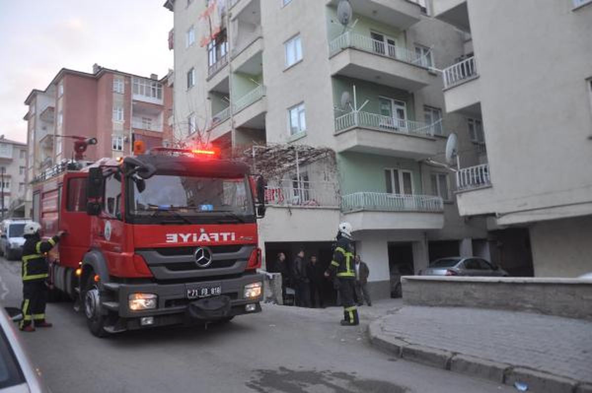 Çakmak Patladı 4 Genç Yaralandı