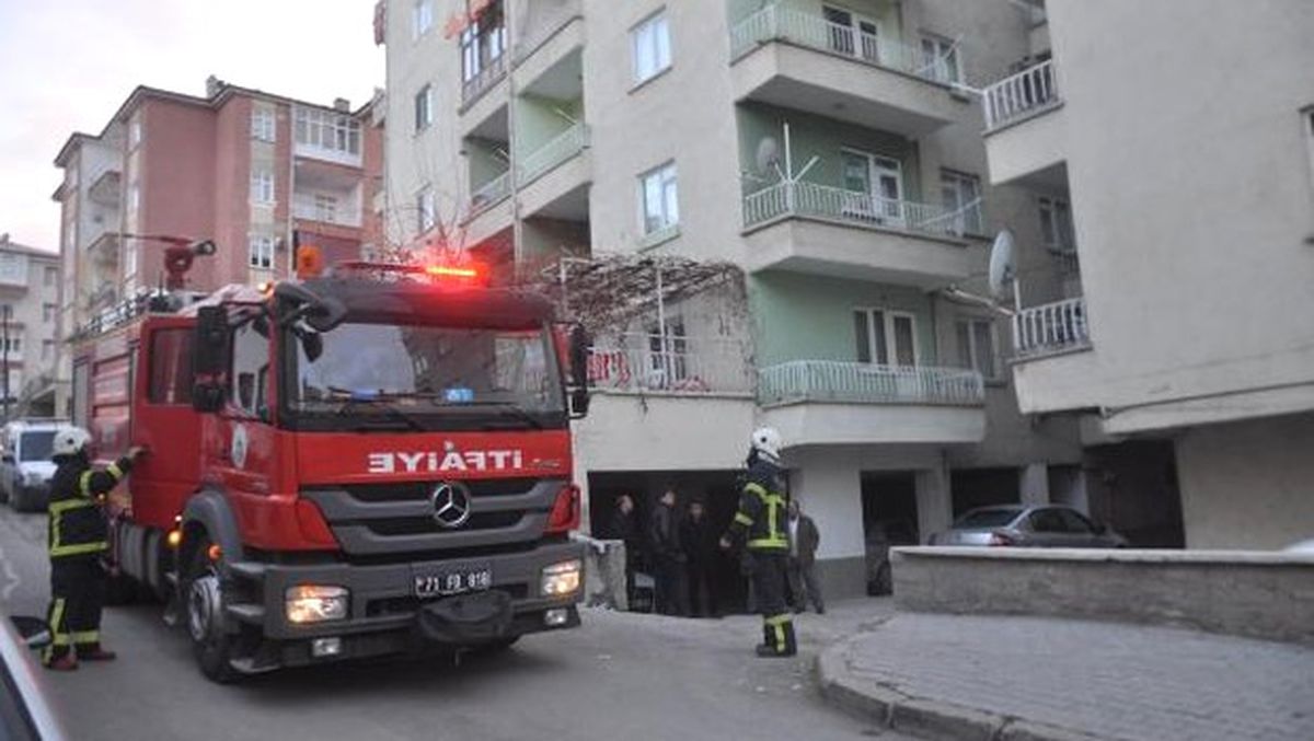 Çakmak Patladı 4 Genç Yaralandı