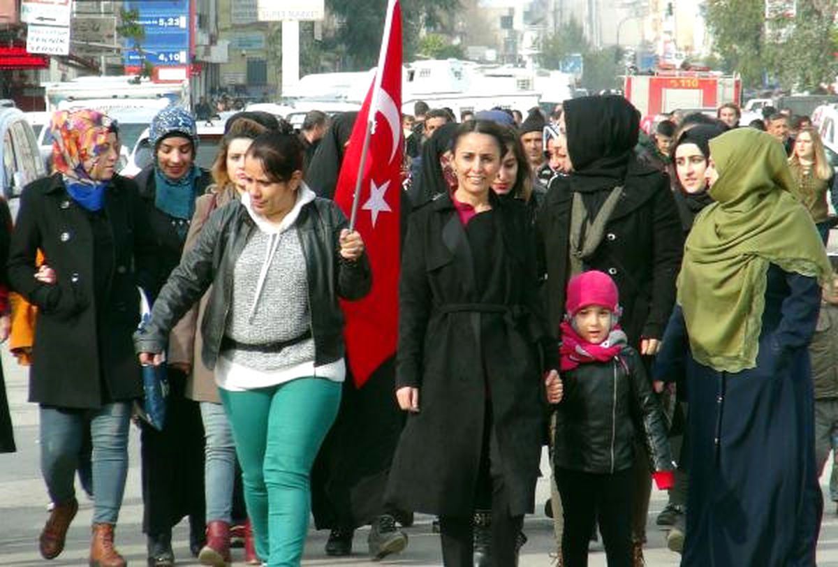 Cizre\'de 2 Bin Kişi Terörü Protesto Etti