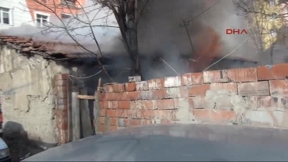 Çorum - Yanan Evin Yakınındaki Araçları Iterek Uzaklaştırdılar