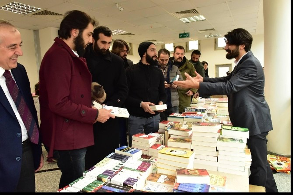 Diriliş Ertuğrul Oyuncuları Ataşehir Kitap Şenliği\'ni Ziyaret Etti