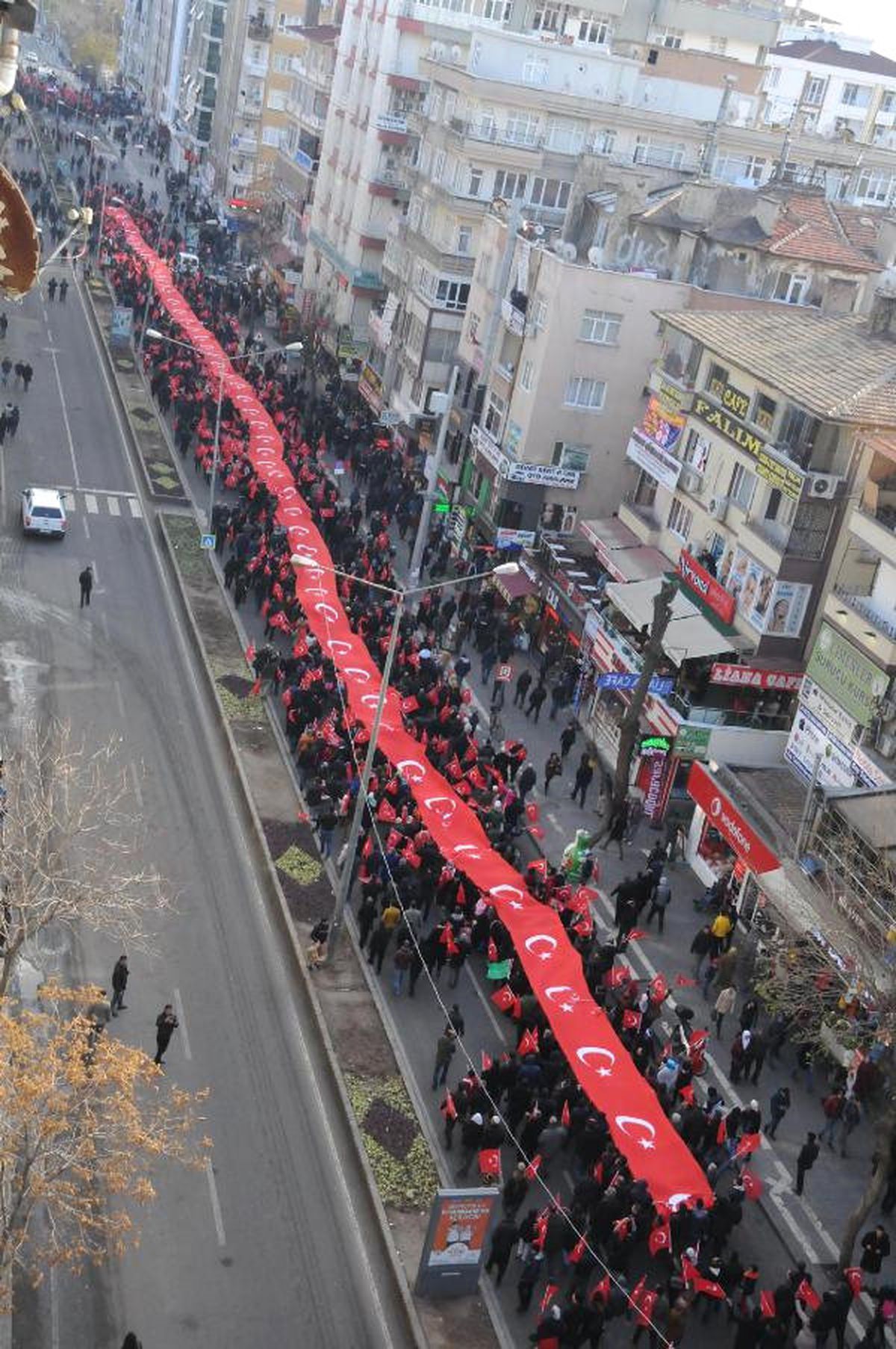 Diyarbakır\'da Binlerce Kişi PKK Terörünü Protesto Etti