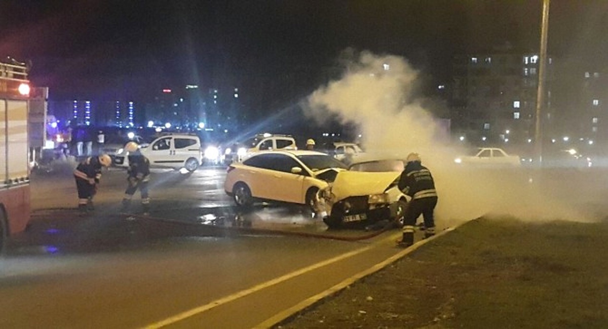 Diyarbakır\'da Kaza Yapan Lpg\'li Otomobil Alev Aldı: 2 Yaralı