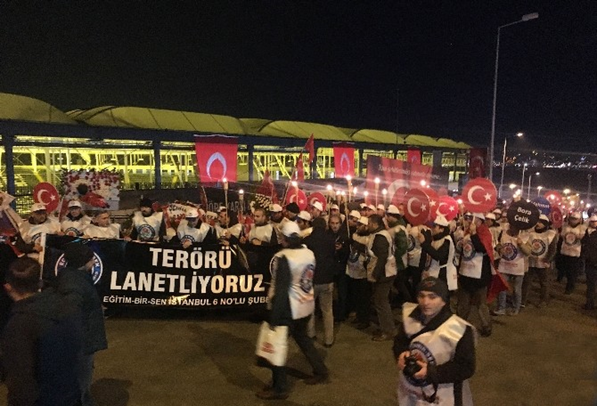 Eğitim Bir Sen Üyelerinden Şehitler Tepesi\'ne Meşaleli Yürüyüş