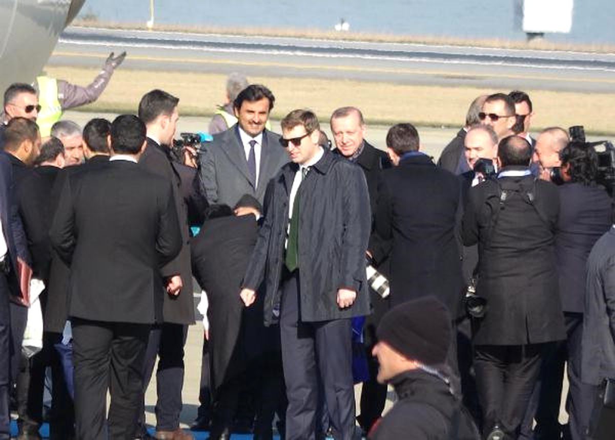 Erdoğan, Katar Emiri\'ni Havaalanında Karşıladı