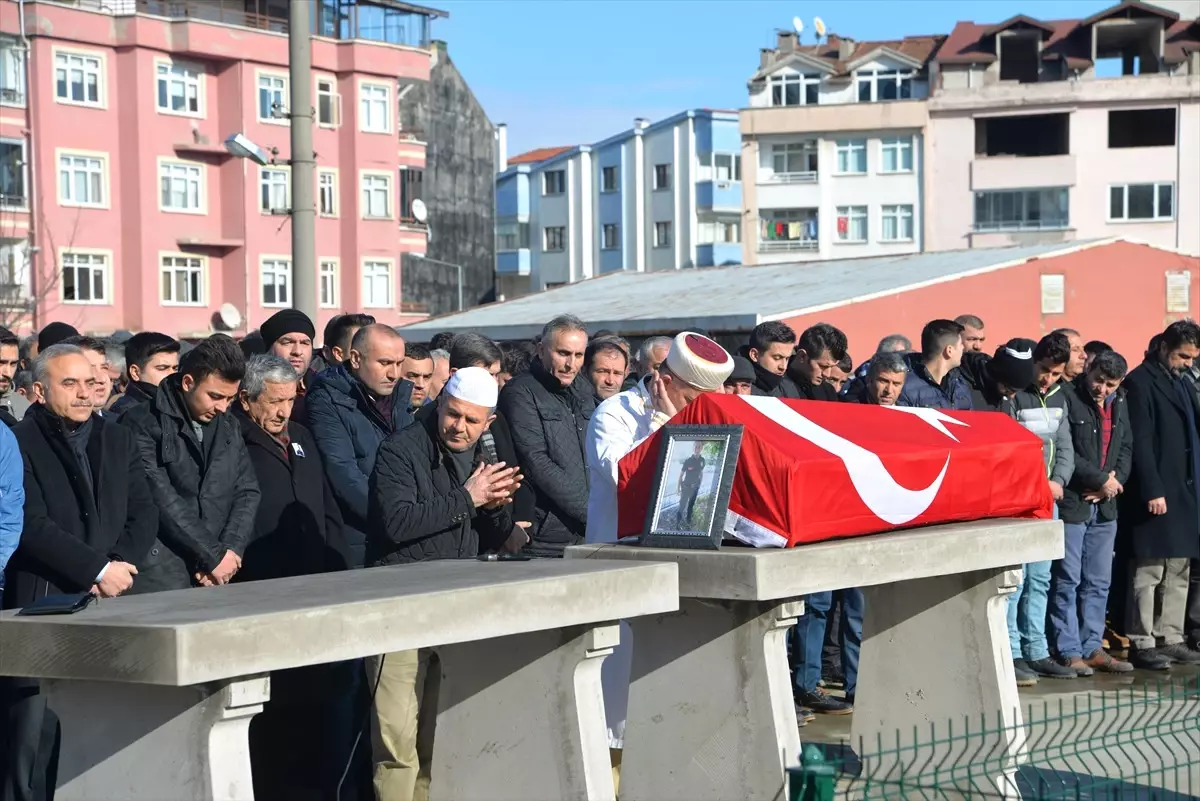 Evinde Ölü Bulunan Polis Toprağa Verildi