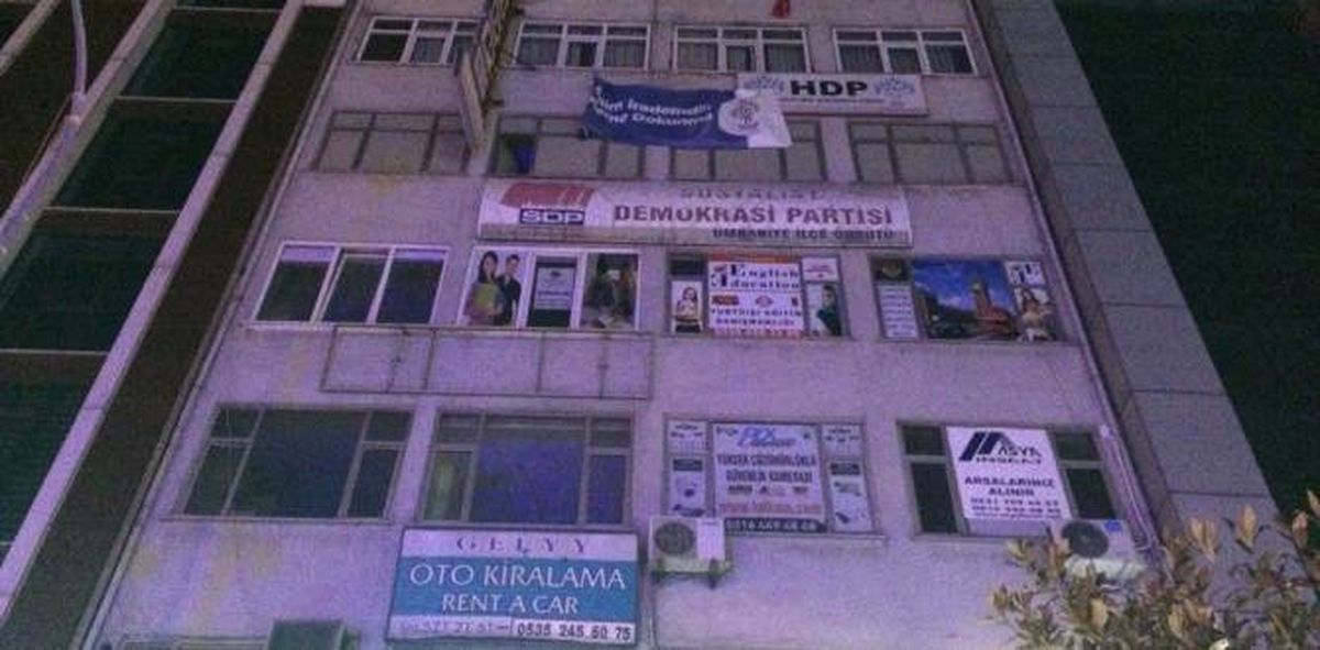 Eylemcileri İndirmek İstediği Terastan Düşen Polis Şehit Oldu