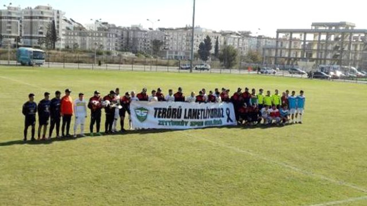 Futbolcular Polislerle Sahaya Çıktı
