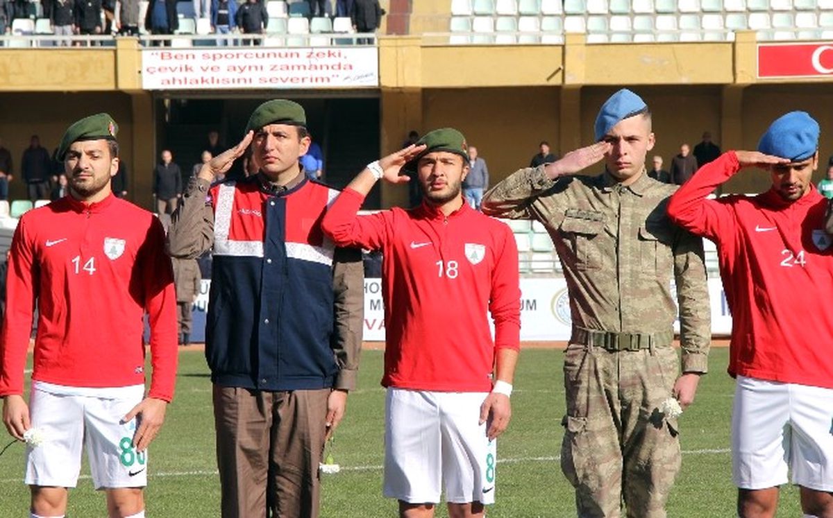 Futbolculara Sahaya Polis ve Asker Beresi ile Çıktı