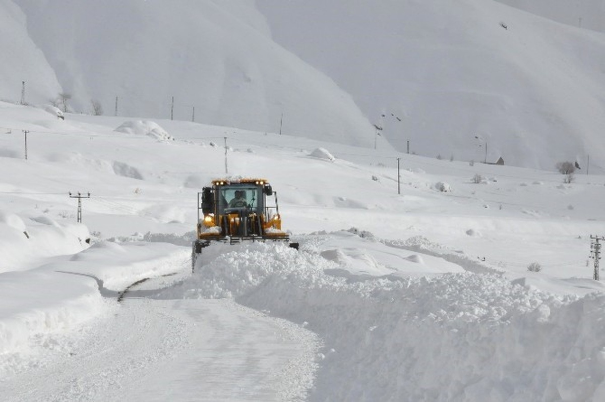 Hakkari\'de 8 Köy ve 27 Mezra Yolu Ulaşıma Kapandı