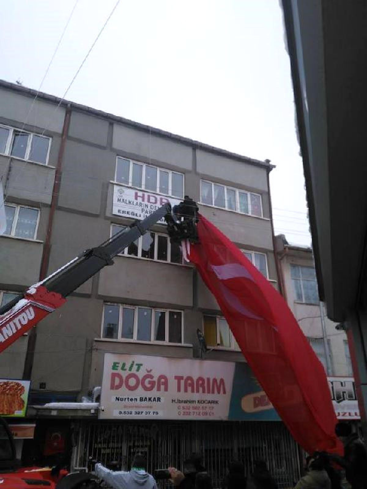 Hdp Binasına Vinçle Türk Bayrağı Astılar