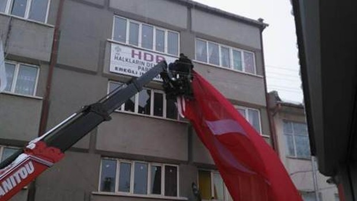 Hdp Binasına Vinçle Türk Bayrağı Astılar