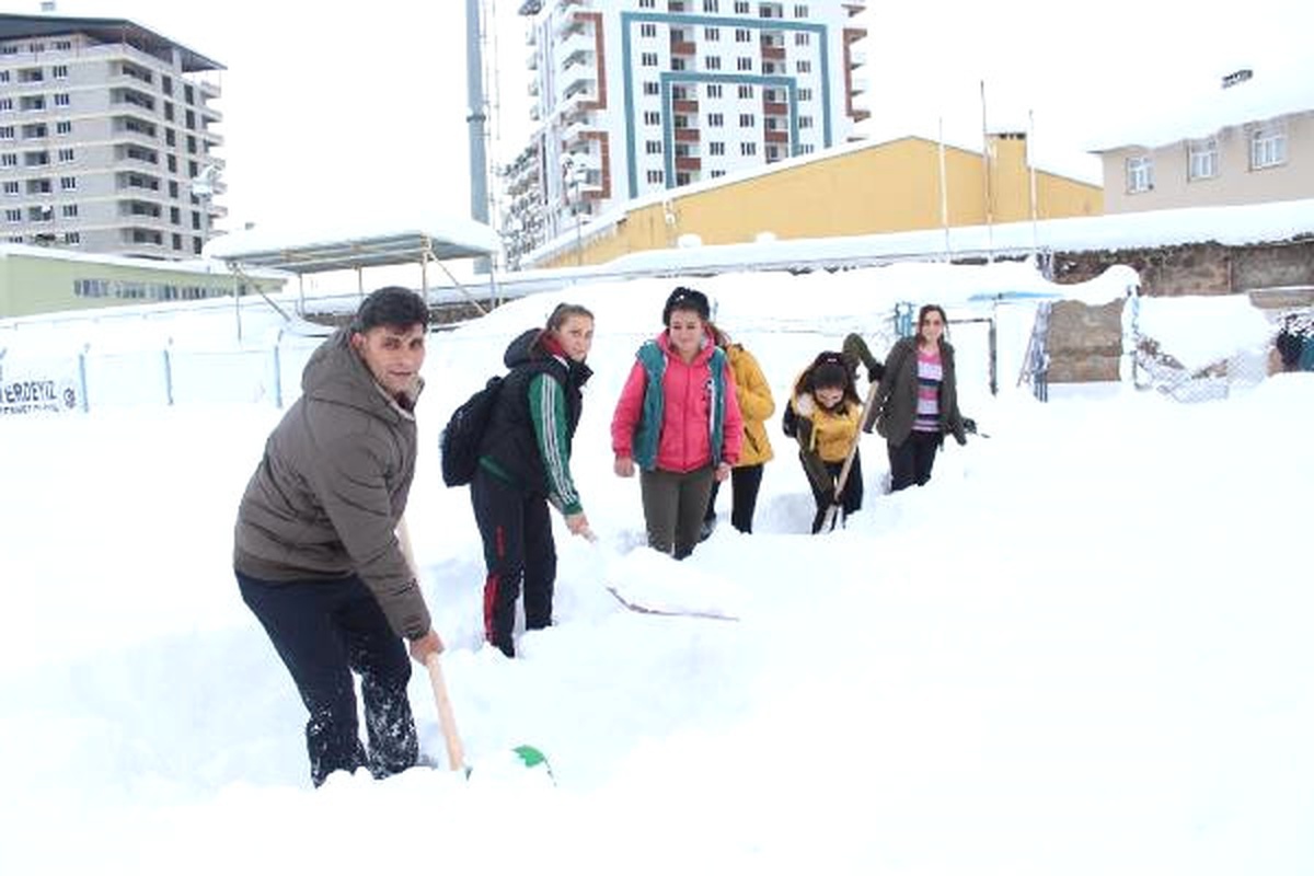 Kadın Futbolcular Sahayı Kardan Temizledi