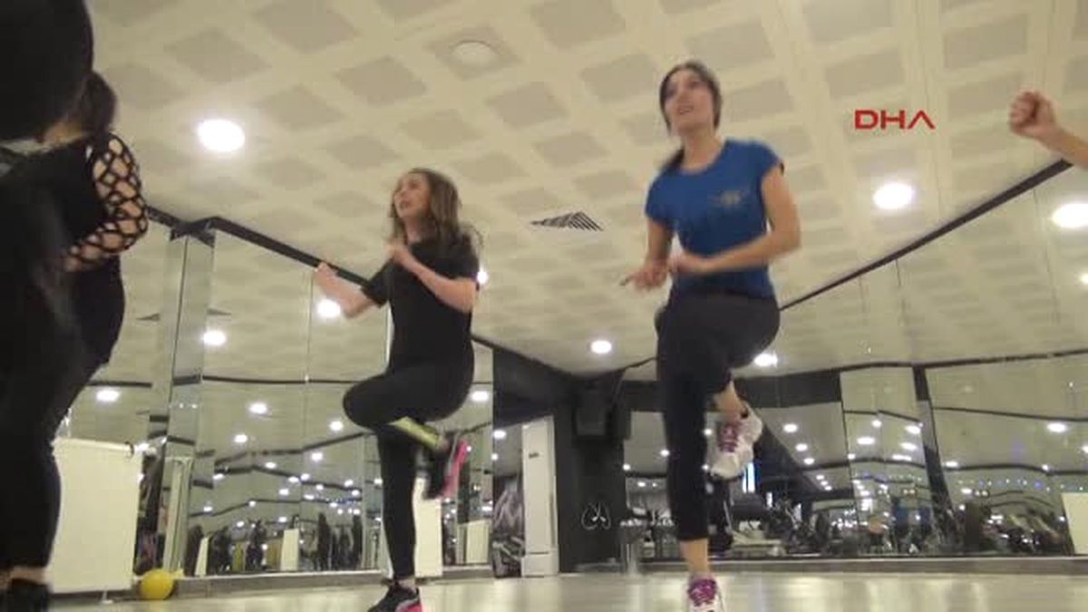 Kadınlar, Türkiye\'de Ilk Olan \'Horon Zumba\' Ile Zayıflıyor