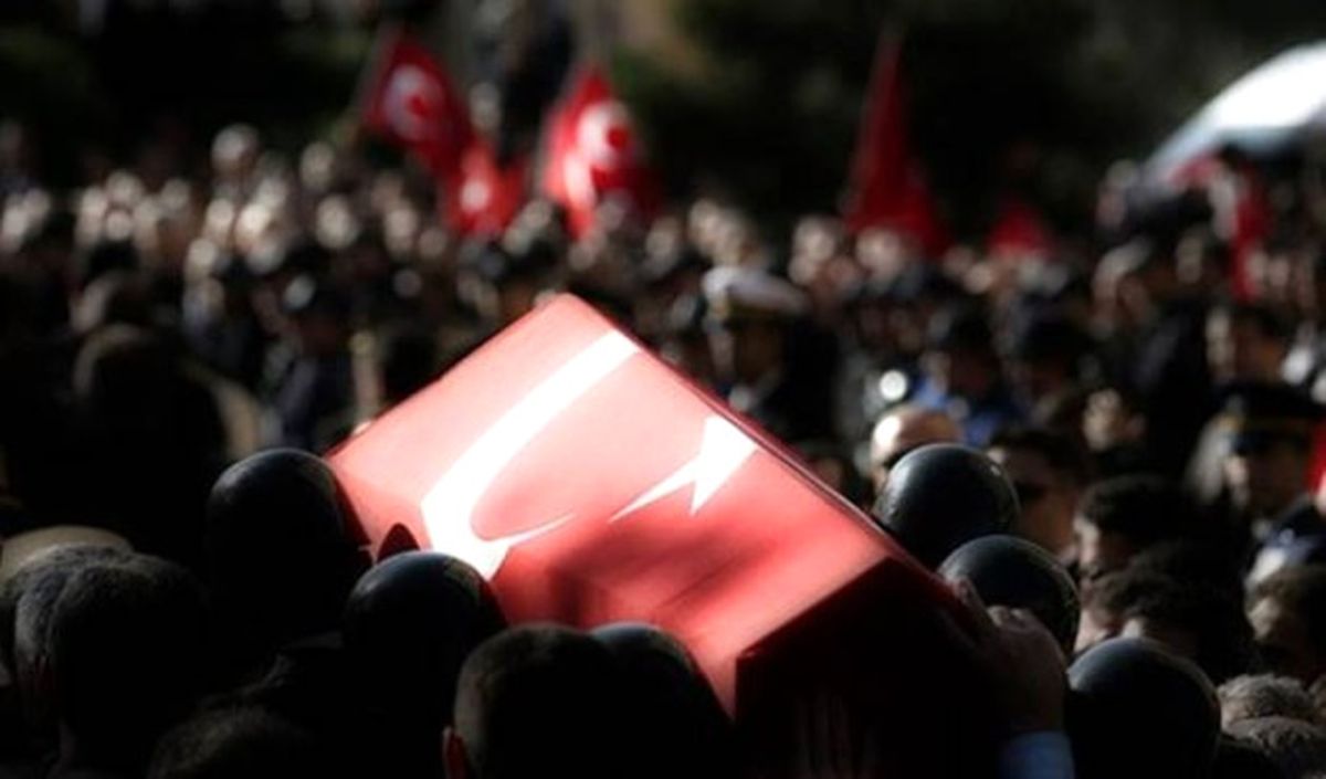 Kalabalığı Sakinleştirmek İçin Çatıya Çıkan Polis, Düşerek Şehit Oldu