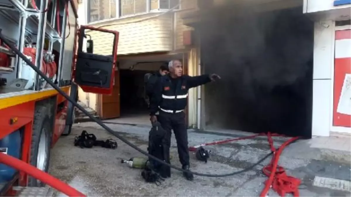 Kapalı Otoparktaki Yangında 2 Araç Yandı, 6 Araç Hasar Gördü