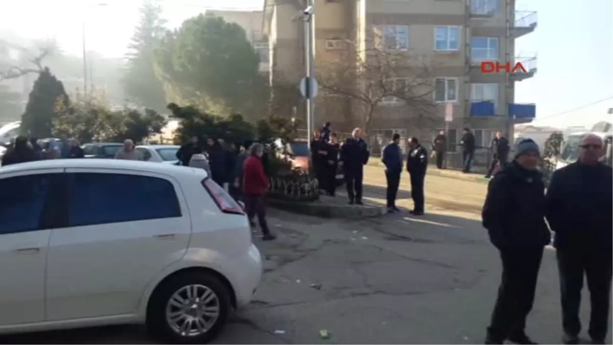 Kapalı Otoparktaki Yangında 2 Araç Yandı, 6 Araç Hasar Gördü