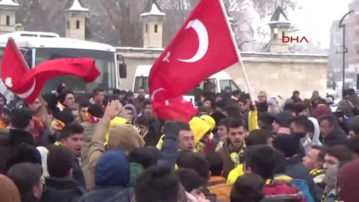 Karaman\'da Futbol Taraftar Gruplarından Teröre Tepki Yürüyüşü
