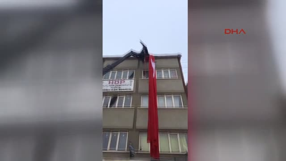 Konya- Hdp Binasına Vinçle Türk Bayrağı Asıldı