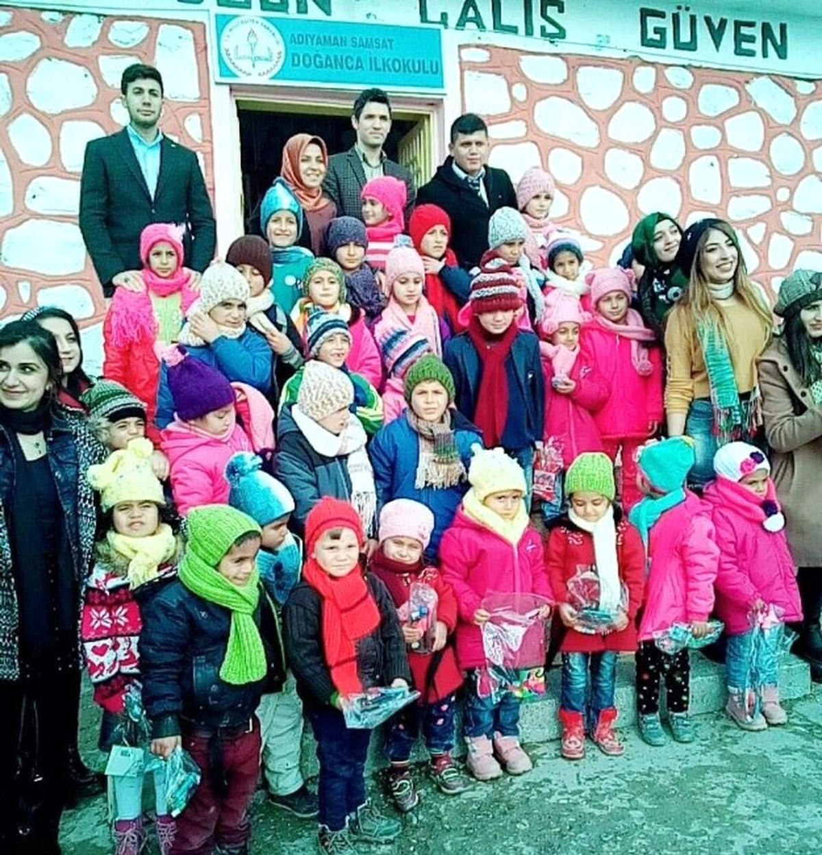 Öğrencilere Atkı Bere ve Kırtasiye Malzemeleri Dağıtıldı