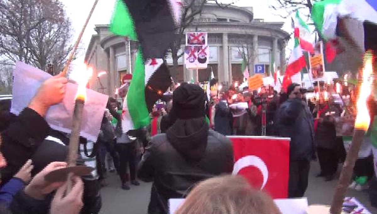 Paris\'te İran Büyükelçiliği Önünde Meşaleler Halep İçin Yakıldı