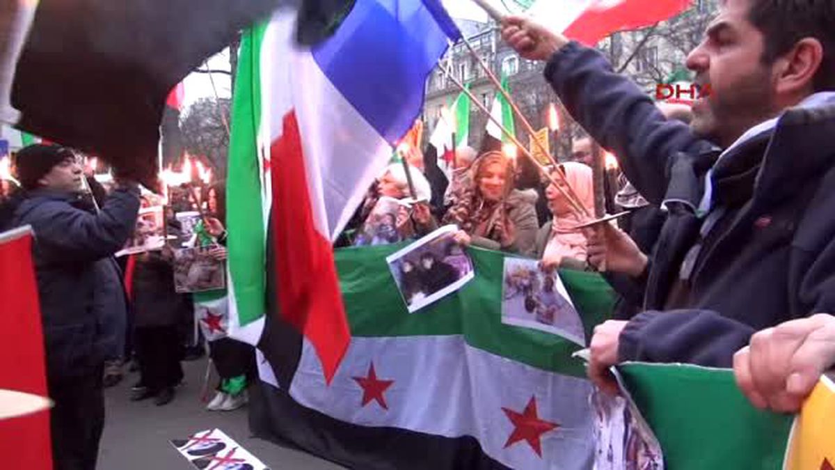Paris\'te Iran Büyükelçiliği Önünde Meşaleler Halep Için Yakıldı