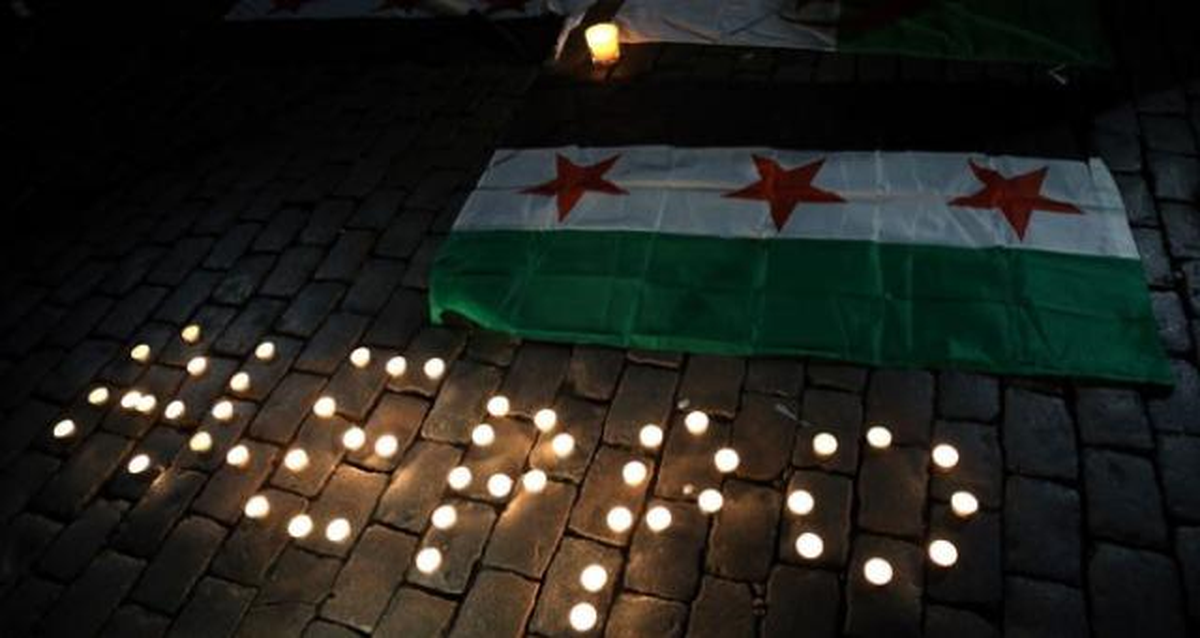Paris\'te İran Büyükelçiliği Önünde Meşaleler Halep İçin Yakıldı
