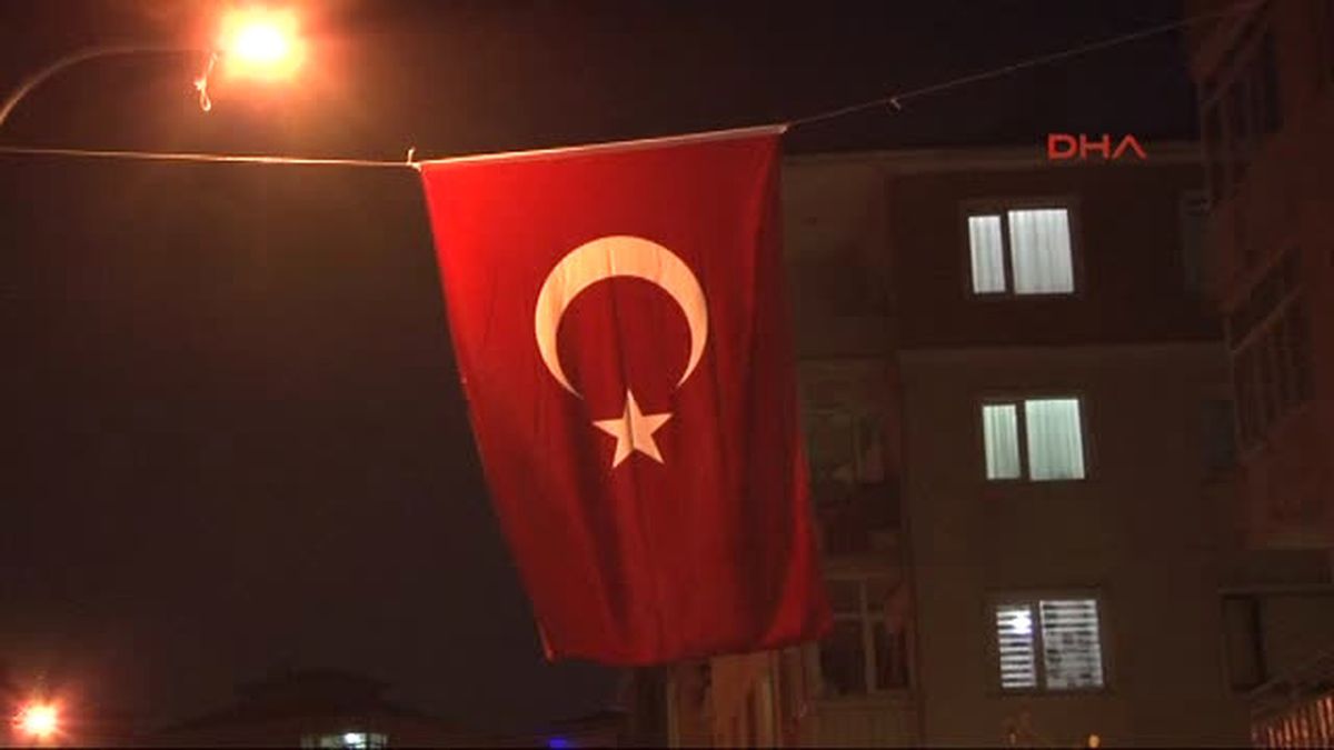 Protestocuları Indirirken Çatıdan Düşen Polis Şehit Oldu