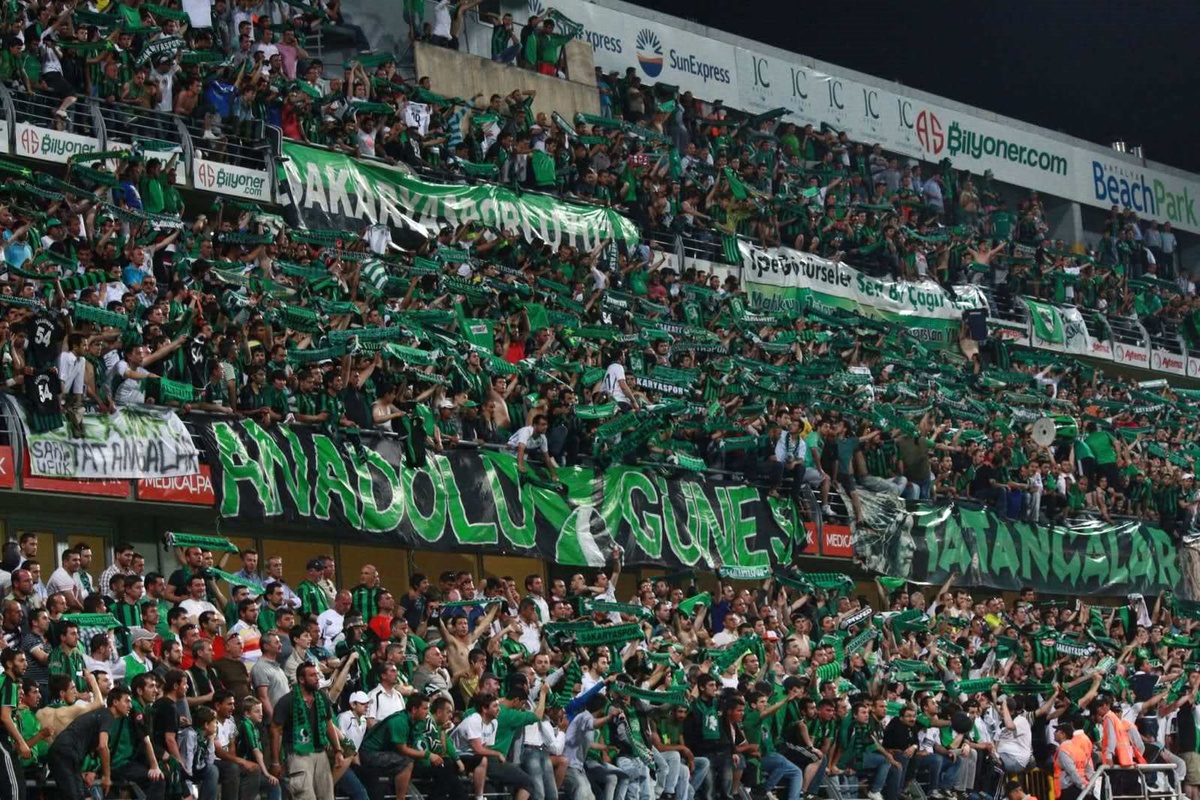 Sakaryaspor Taraftarı Şehitler Tepesi\'ni Ziyaret Etti