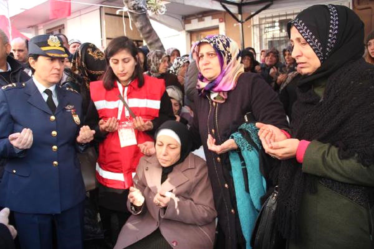 Şehit Fehmi Barçın\'ın Cenazesi Helallik İçin Bayrampaşa\'daki Baba Evinde