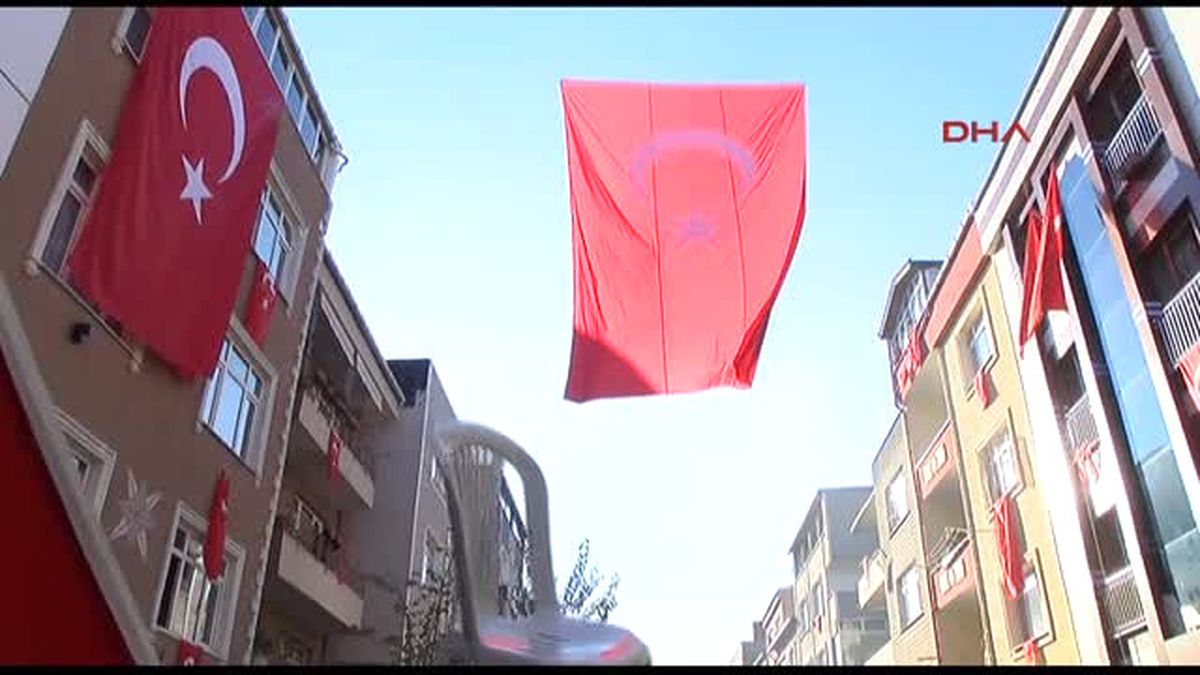 Şehit Fehmi Barçın\'ın Cenazesi Hellalik Için Bayrampaşa\'daki Baba Evinde