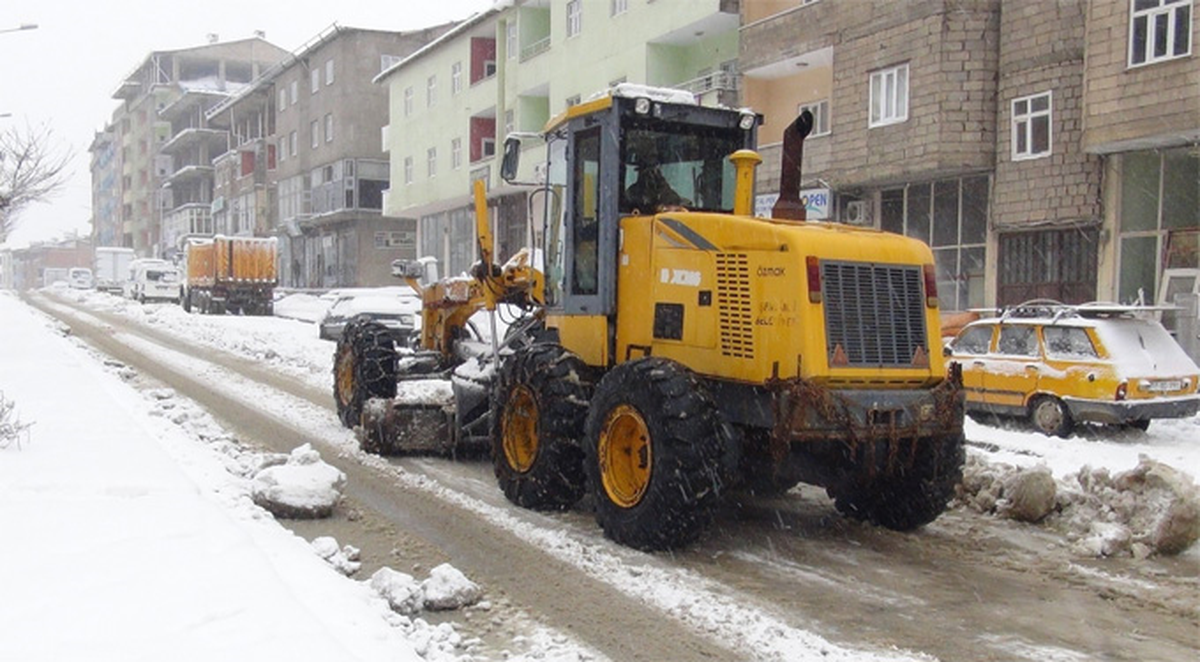Şemdinli\'de Kar Temizleme Çalışması Sürüyor