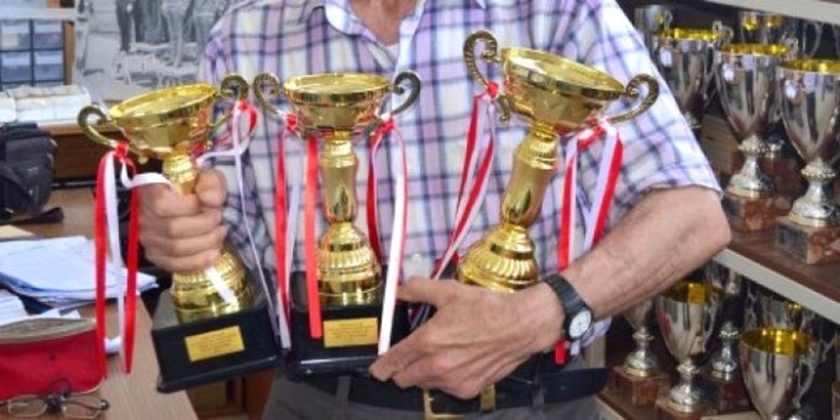 Balıkesirsporlu Futbolcu, Kupaya El Koyarak Parasını İstedi