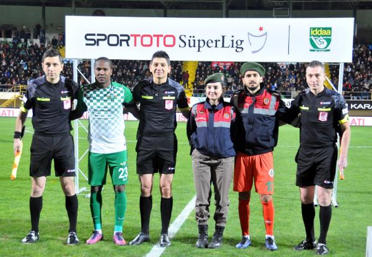 Süper Lig Maçında Futbolcular Sahaya Asker ve Polis Üniformasıyla Çıktı